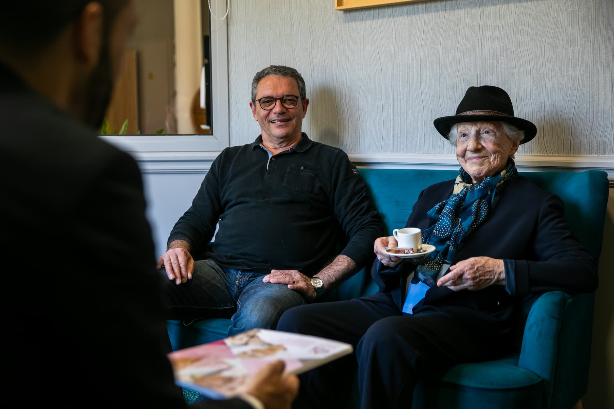 Séniore et son aidant en rendez-vous de visite de Parc de la Plesse dans un salon dédié